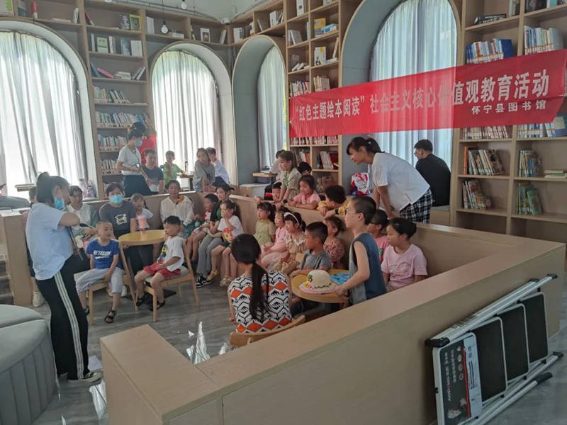 县图书馆开展社会主义核心价值观教育——“红色主题绘本阅读”活动