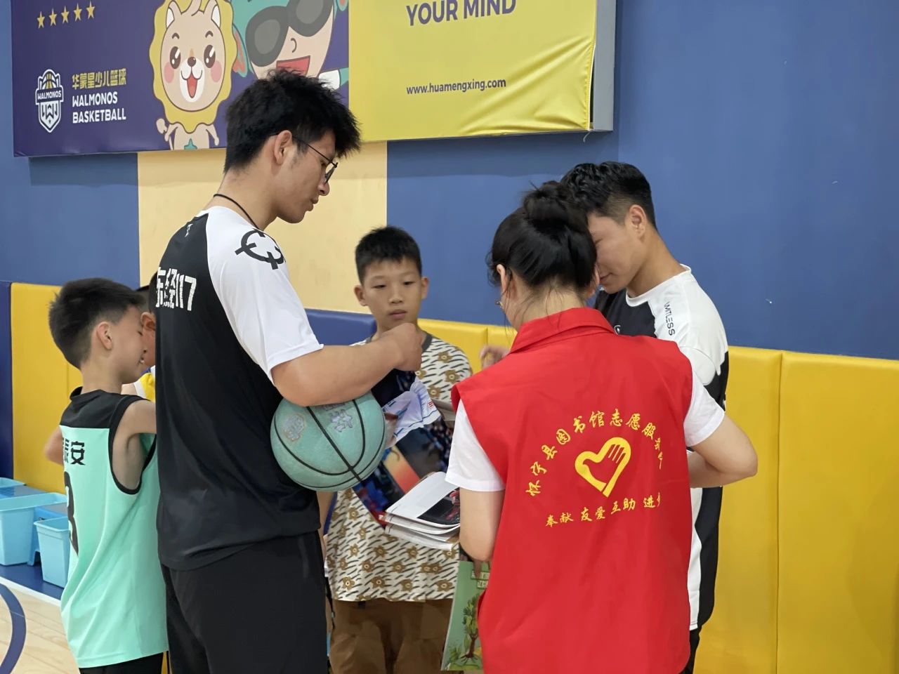 书香安徽阅读季 | 【活动回顾】县图书馆开展2024年“跃动青春，书香同行”篮球培训活动