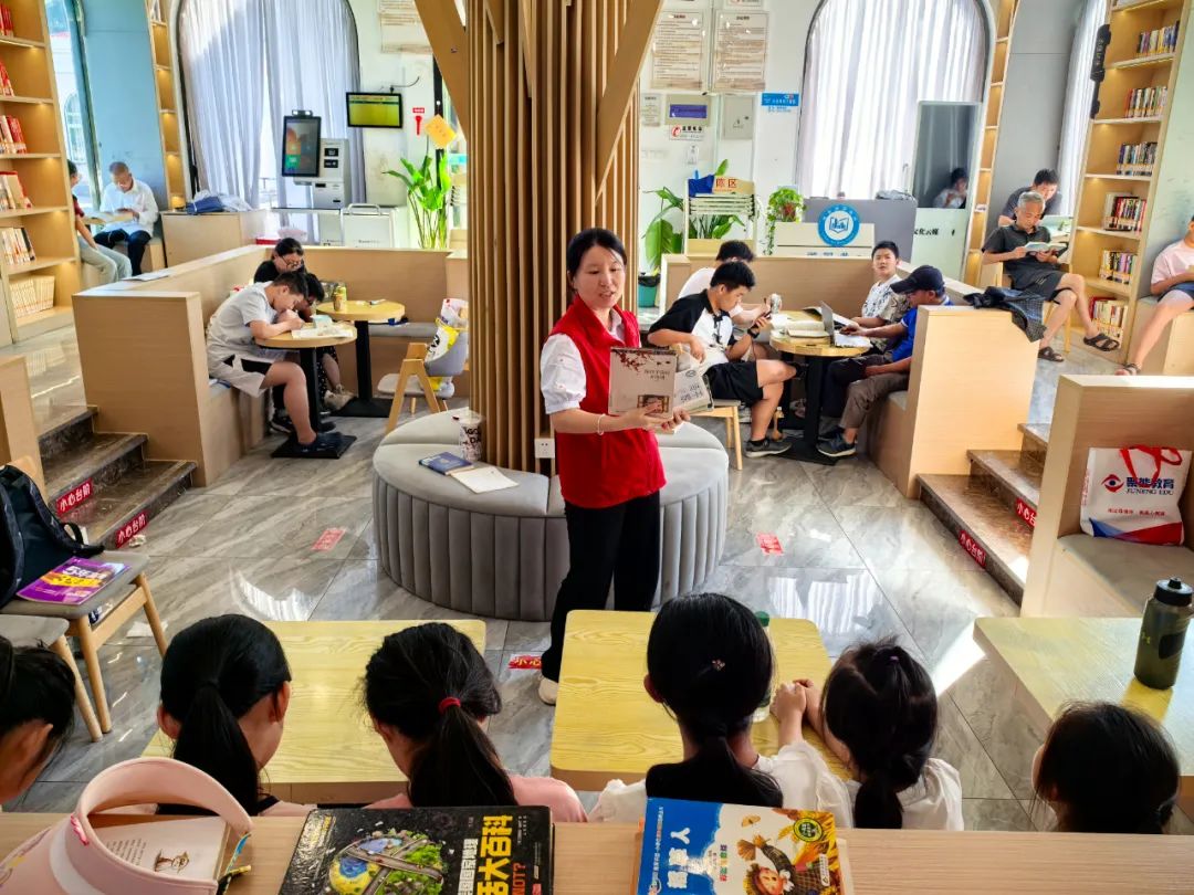 县图书馆“诵诗话意”暑期特辑活动让读者品味诗意清凉